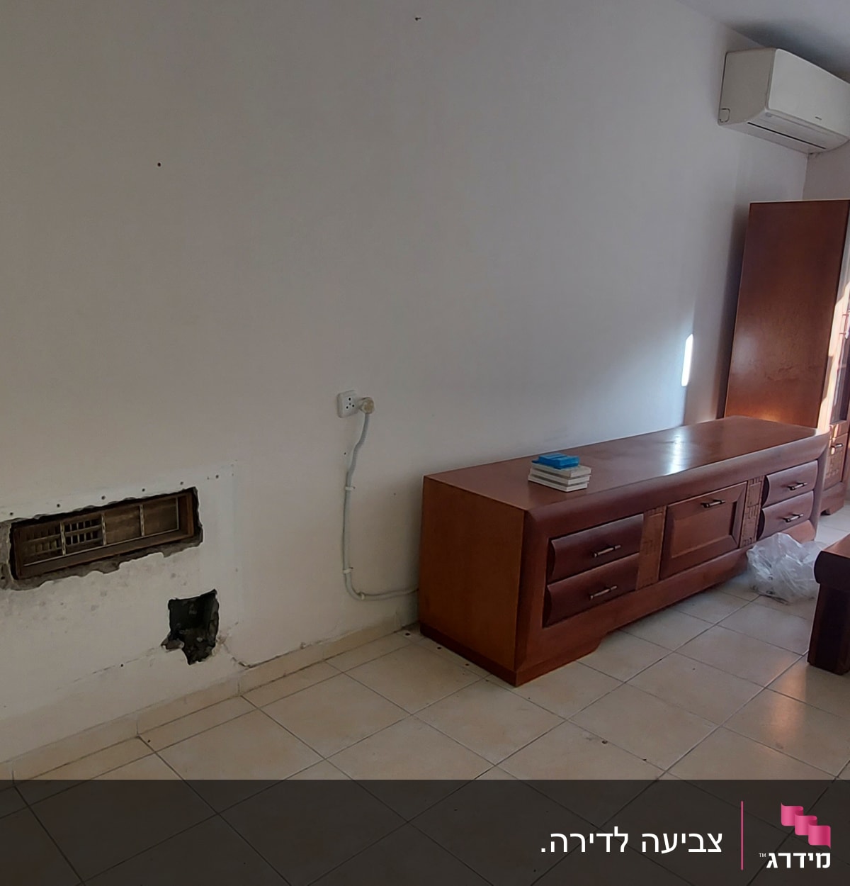 קיר עם חור ותיקוני צבע, דלי צבע אדום